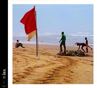 KERUCOV .ro - Travel Articles And Photography - Oameni si ganduri pe plaja Labadi din Accra, Ghana - Ira - destinatii de vacanta