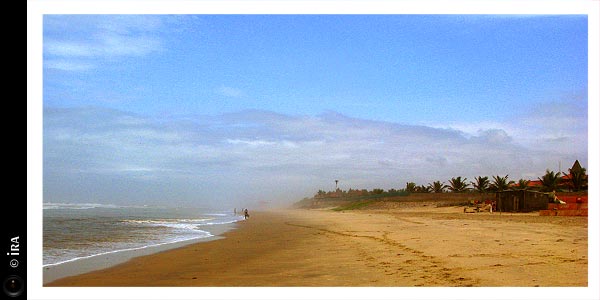 KERUCOV .ro - Travel Articles And Photography - Oameni si ganduri pe plaja Labadi din Accra, Ghana - Ira - destinatii de vacanta