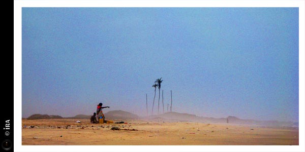 KERUCOV .ro - Travel Articles And Photography - Oameni si ganduri pe plaja Labadi din Accra, Ghana - Ira - destinatii de vacanta