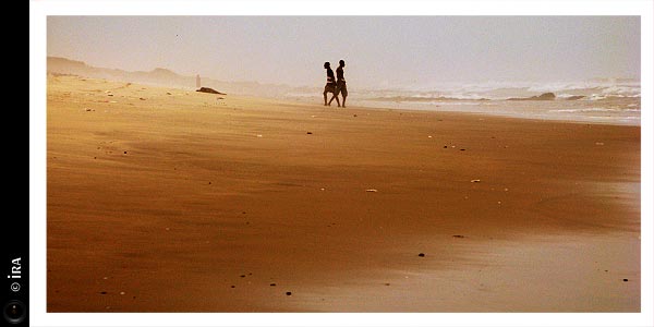 KERUCOV .ro - Travel Articles And Photography - Oameni si ganduri pe plaja Labadi din Accra, Ghana - Ira - destinatii de vacanta