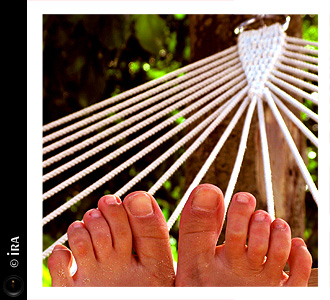 KERUCOV .ro - Travel Articles And Photography - Degetele vesele la plimbare pe plaja din Mauritius - Ira - destinatii de vacanta