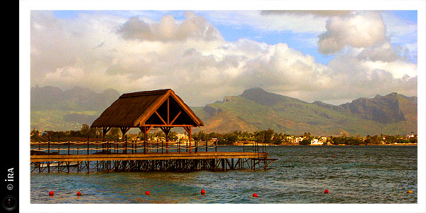 KERUCOV .ro - Travel Articles And Photography - Degetele vesele la plimbare pe plaja din Mauritius - Ira - destinatii de vacanta