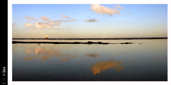 KERUCOV .ro - Travel Articles And Photography - Degetele vesele la plimbare pe plaja din Mauritius - Ira - destinatii de vacanta